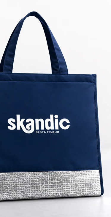 Logo de Skandic aplicado sobre bolsa térmica azul