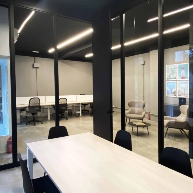 Sala de reuniones y espacios de trabajo muy amplios en el centro.
