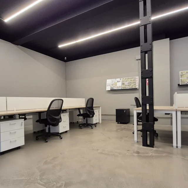 Espacio de trabajo amplio con mesas grandes y espaciosas