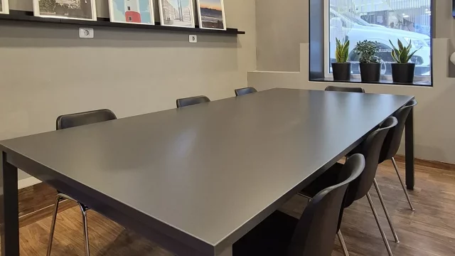 Mesa amplia con 6 sillas para reuniones o talleres en Vigo