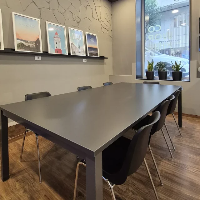 Mesa amplia con 6 sillas para reuniones o talleres en Vigo
