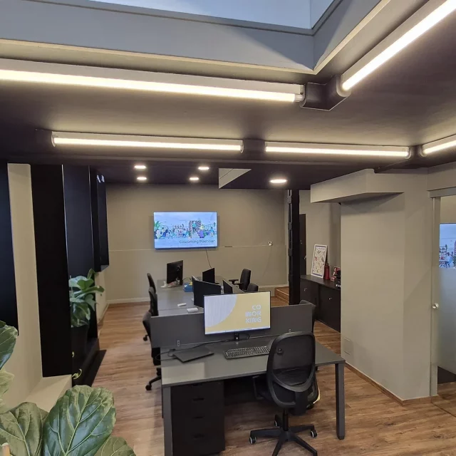 Espacio abierto de trabajo en coworking con muchas mesas