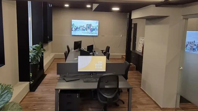Espacio abierto de trabajo en coworking con muchas mesas