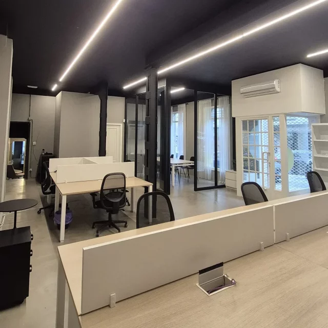 Amplio espacio de trabajo con diferentes tamaños de mesas para trabajar en el centro
