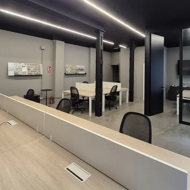 Espacio de trabajo con diferentes tamaños de mesas para trabajar en el centro
