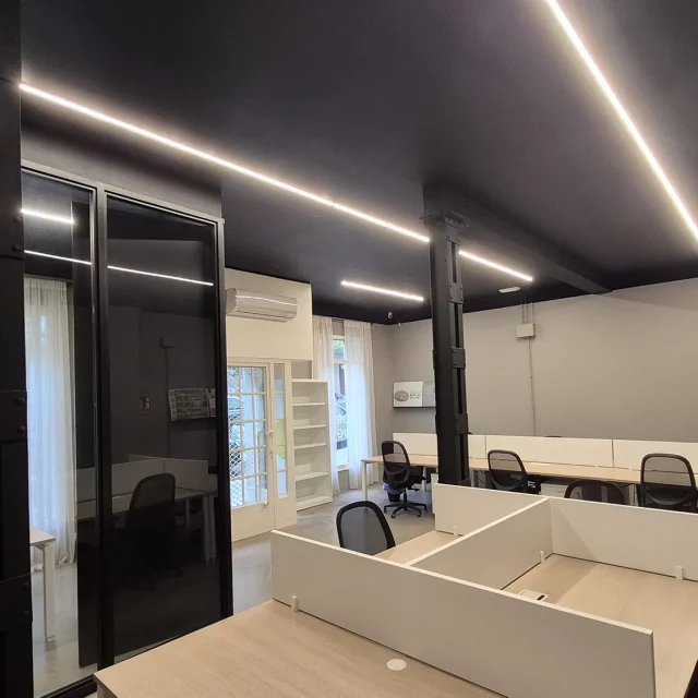 Amplio espacio de trabajo con diferentes tamaños de mesas para trabajar en el centro