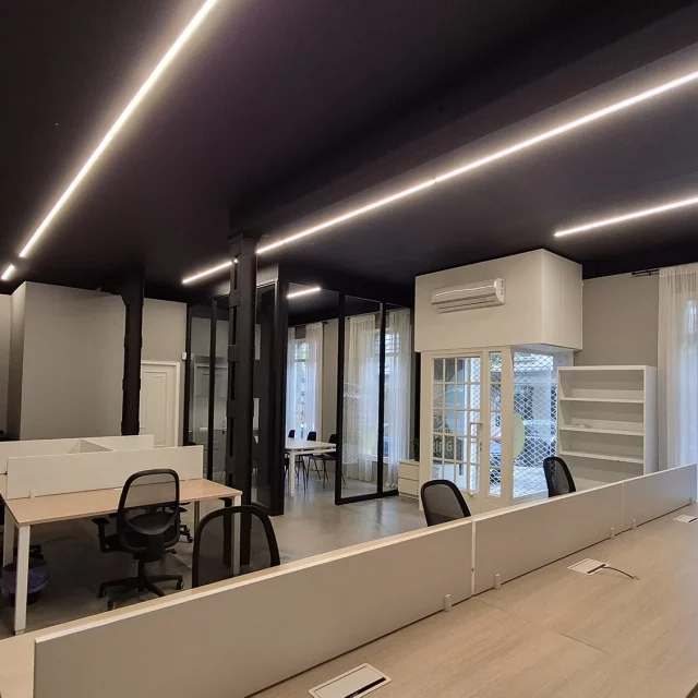 Amplio espacio de trabajo con diferentes tamaños de mesas para trabajar en el centro