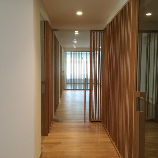 Interior oficina acabados madera