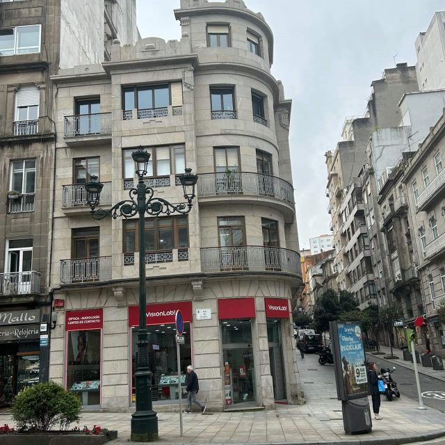 Fachada edificio histórico rehabilitado en Vigo
