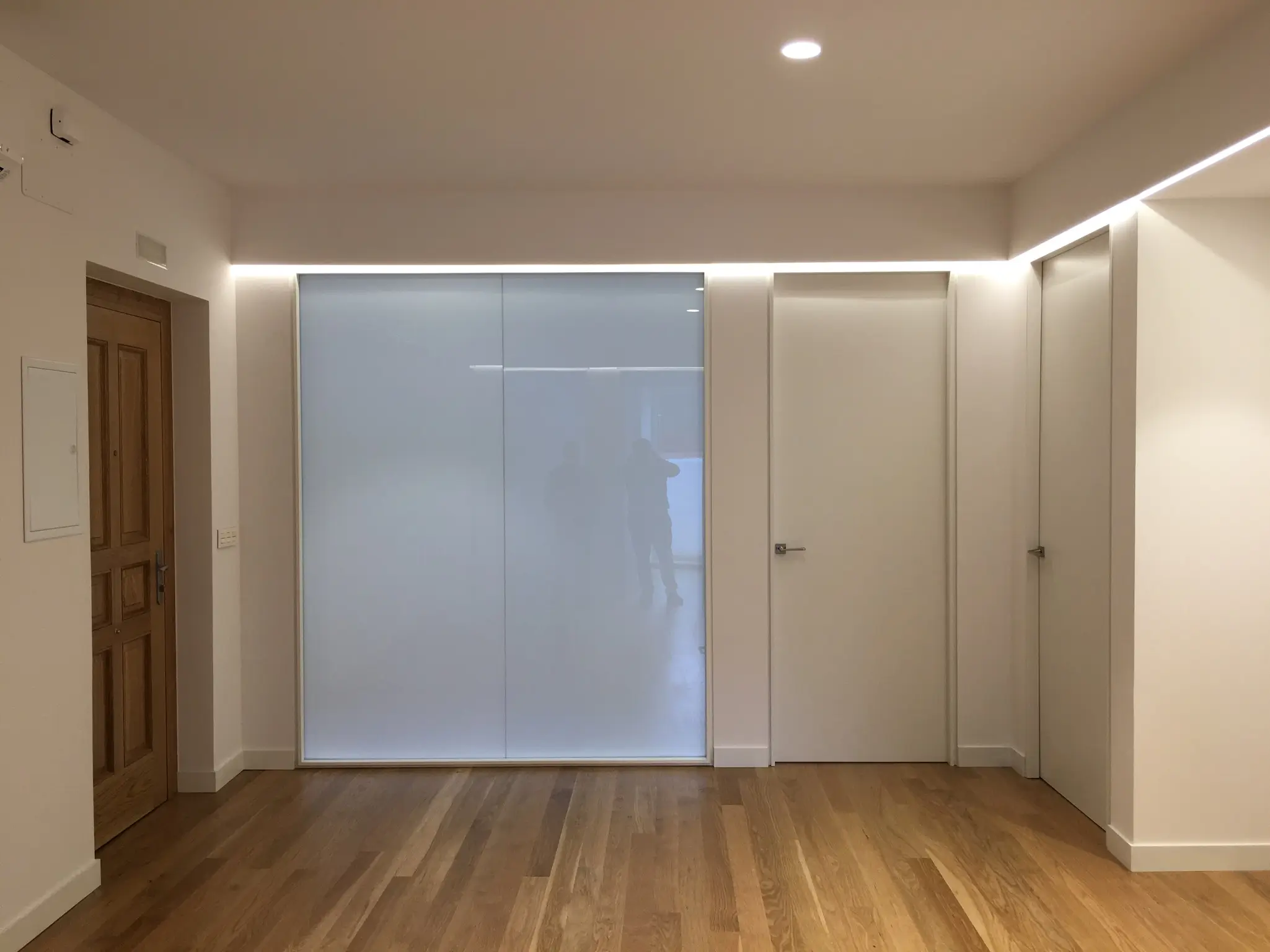 Espacio para oficina coniluminación led indirecta