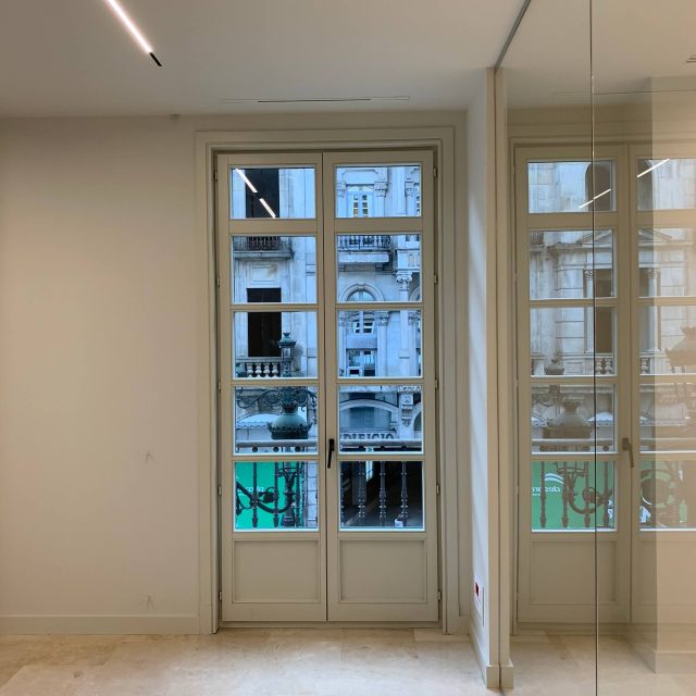 Oficina con grandes ventanas