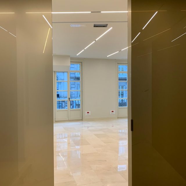 Oficina con ventanas