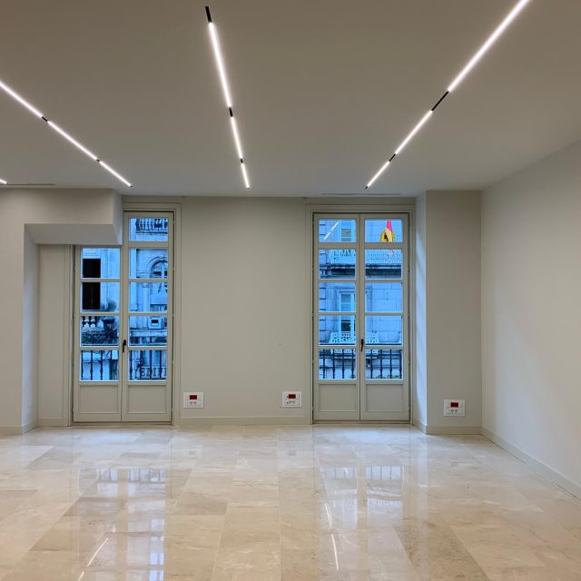 Oficina amplia vacía con ventanas