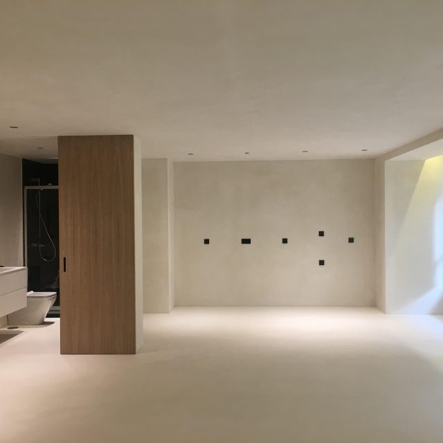 Oficina amplia y moderna con diseño neutro