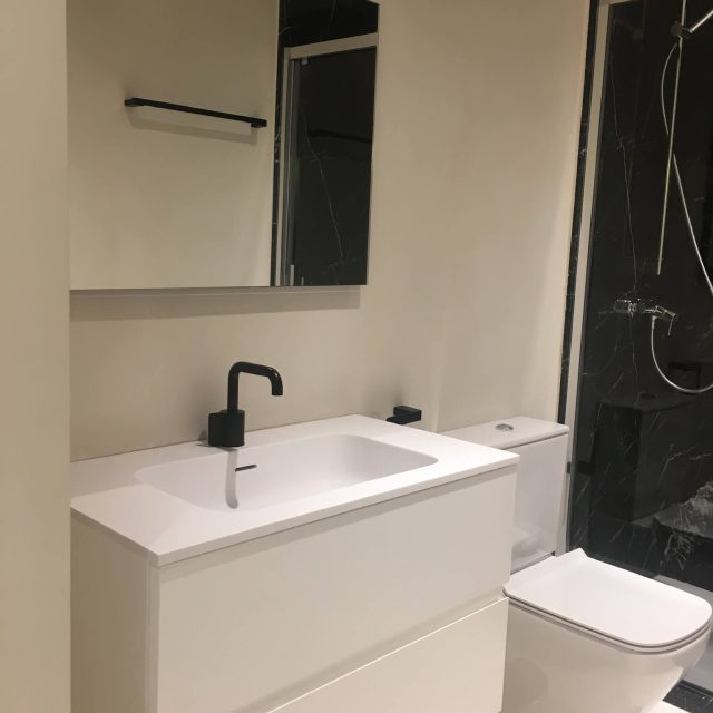 Baño moderno con diseño limpio y neutro