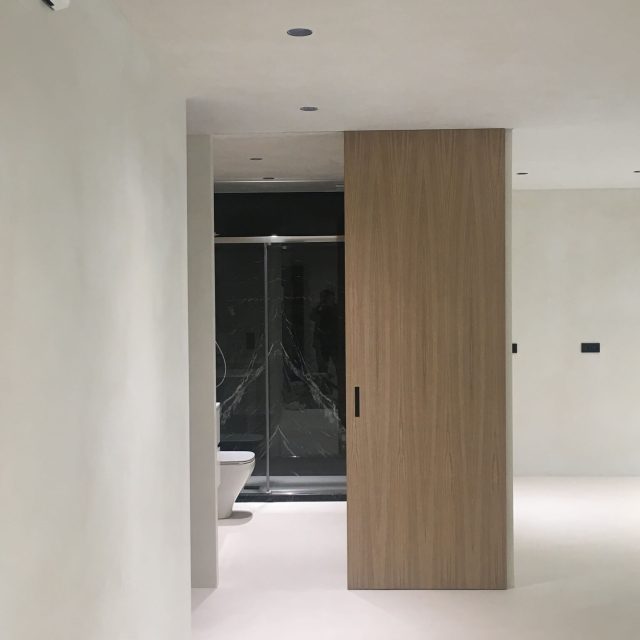 Detalles de madera natural en oficina de vigo