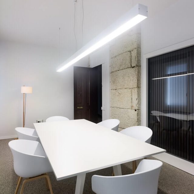 sala de reuniones con mesa blanca y sillas