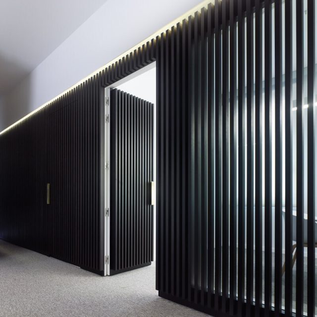 oficina con paneles de madera oscura