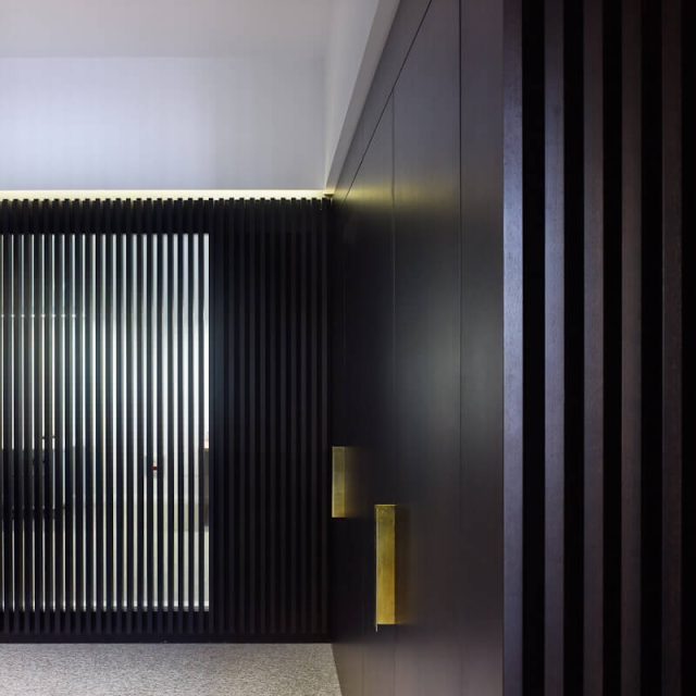 detalles de madera oscura en paredes