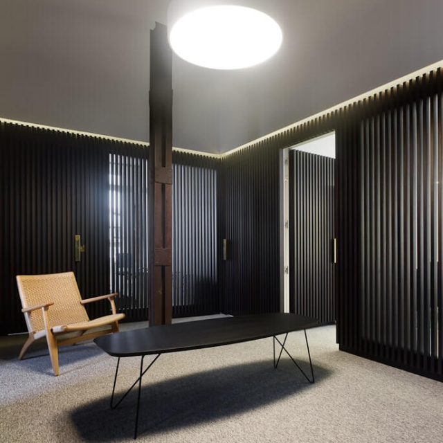espacio con mesa y silla en oficina
