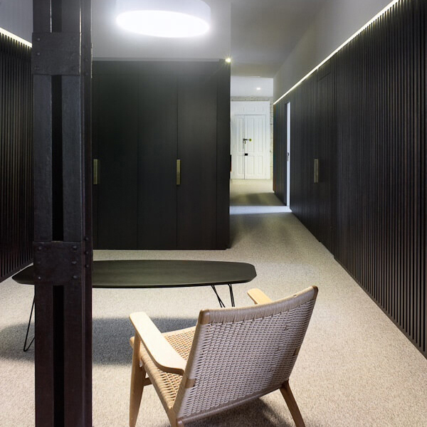 espacio con mesa y silla en oficina