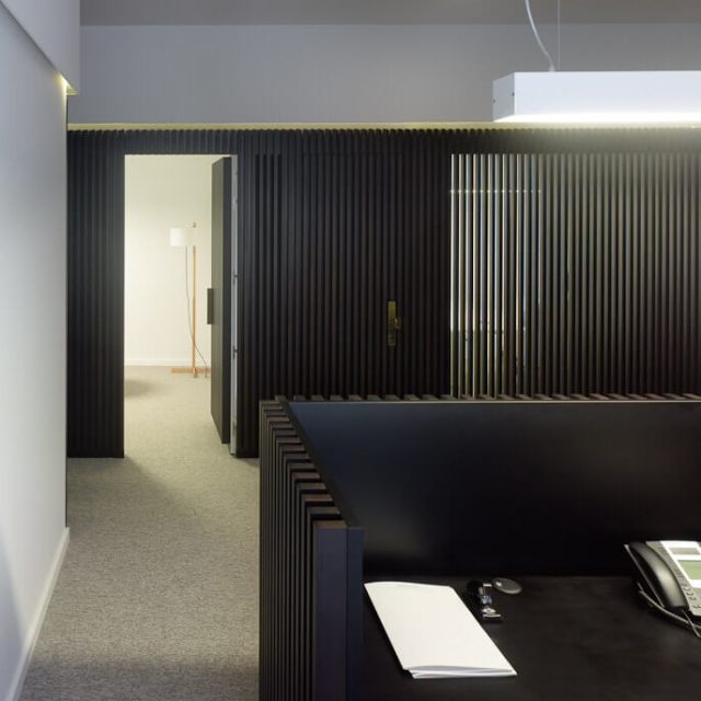 oficina moderna y elegante con detalles en madera