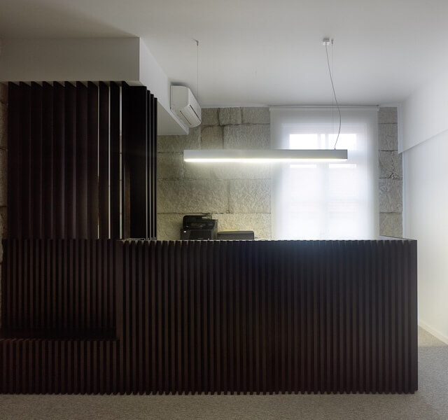 recepción de madera oscura y moderna