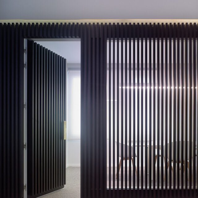 detalles de madera oscura contraluz