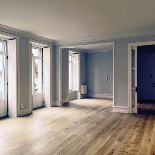 Oficina amplia con ventanas grandes