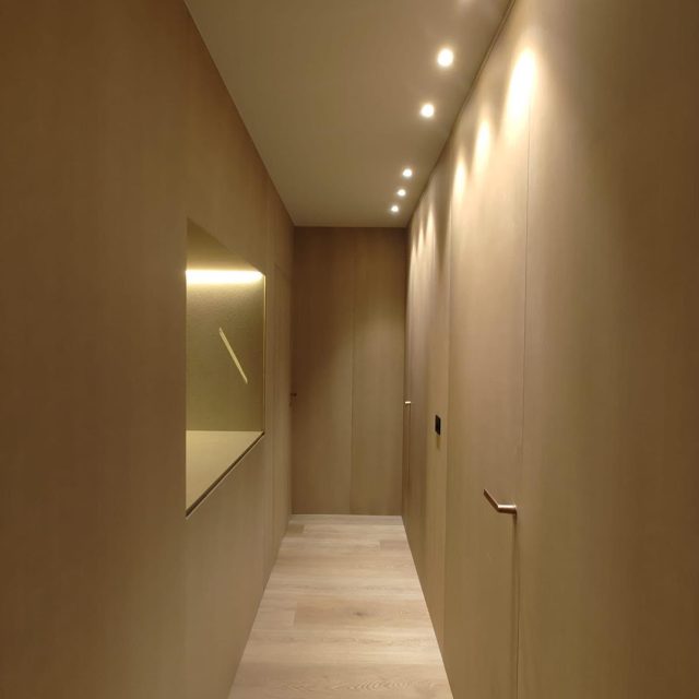 Reforma de vivienda, pasillo con acabados de madera natural
